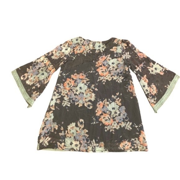 NWT Urban Mangoz Women’s Tunic Gray Floral Bell Sleeve Size Large - Picture 2 of 8